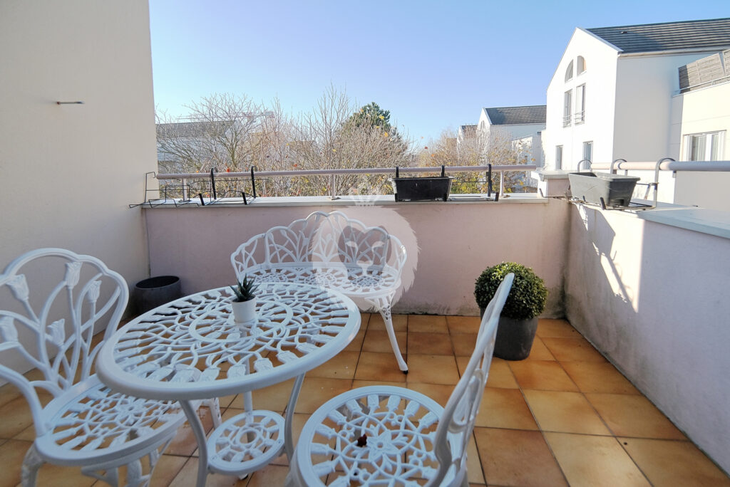 Un loggia ou balcon pour diner quotidien et prendre un verre ou une tasse de thé en fin d'après midi. A louer 1650 €