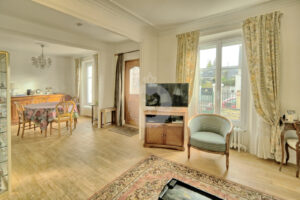 MAISON avec potentiel a rénover aux MURIERS salon