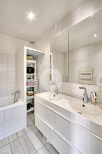 Maison avec jardin à vendre salle de bains