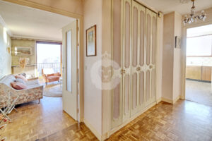T3-T4 DERNIER ETAGE A VENDRE AUX MURIERS ENTREE