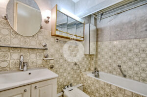 T3-T4 DERNIER ETAGE A VENDRE AUX MURIERS SALLE DE BAINS