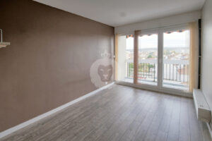 T2 DERNIER ETAGE A LOUER AUX MURIERS AVEC BALCON, CAVE ET PARKING
