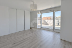 T2 EN DUPLEX AVEC TERRASSE ET PARKING A LOUER NEUILLY PLAISANCE KING IMMOBILIER